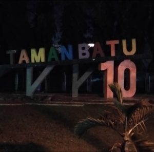 Meski Minim Penerangan, Taman Batu Bintan Center Tetap Jadi Tempat Favorit Warga Bersantai