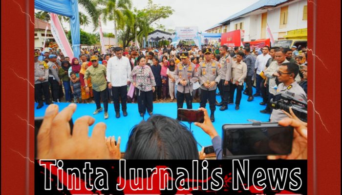 Kapolri–Ketua Komisi IV DPR Tinjau Huntara Tapteng, 16 Truk Bantuan Kemanusiaan Disalurkan