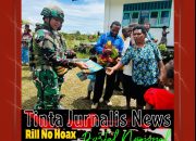 Satgas Yonif 521/DY Gelar Komsos, Bagikan Buku Cerita dan Alkitab di Apalapsili