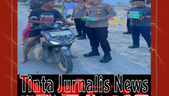 Berkah Ramadhan, Polsek Bonai Darussalam Berbagi Takjil untuk Pengguna Jalan