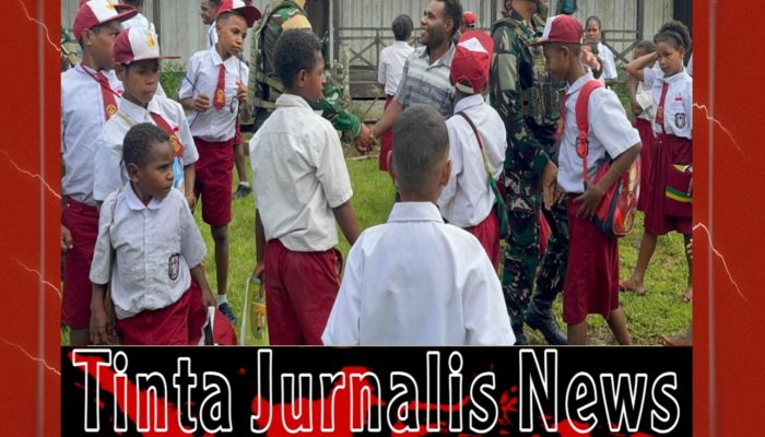 Satgas Yonif 521/DY Bagikan Perlengkapan Sekolah untuk Anak-anak di Distrik Benawa