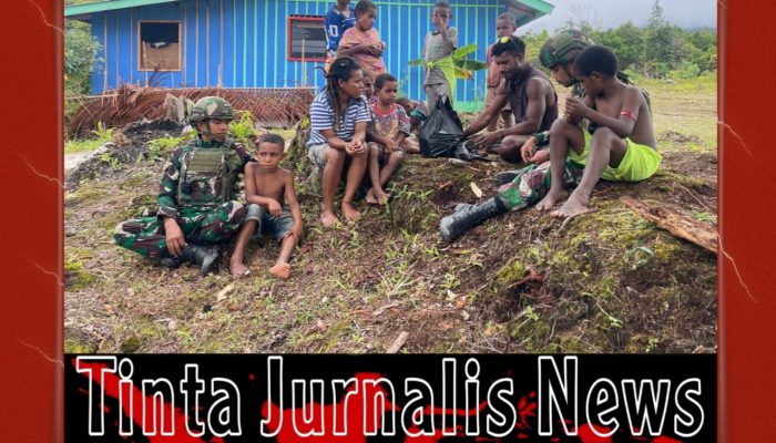 Satgas Yonif 521/DY Anjangsana dan Bagikan Sembako di Distrik Apalapsili, Warga Sambut Antusias