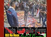 Lempar Telur Busuk ke Spanduk Bergambar Febrie Adriansyah, Aksi AMI Warnai Demo di Depan Kejati Jawa Timur