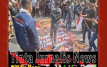 Lempar Telur Busuk ke Spanduk Bergambar Febrie Adriansyah, Aksi AMI Warnai Demo di Depan Kejati Jawa Timur