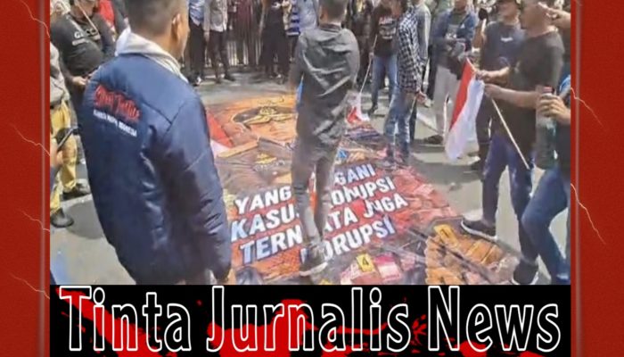 Lempar Telur Busuk ke Spanduk Bergambar Febrie Adriansyah, Aksi AMI Warnai Demo di Depan Kejati Jawa Timur